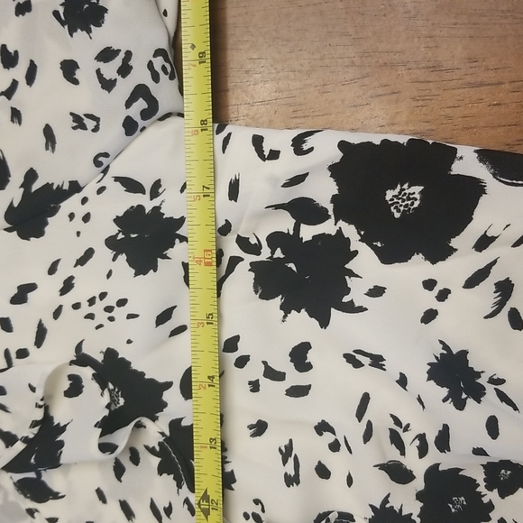 Pretty cream and black floral top - Picture 11 of 13